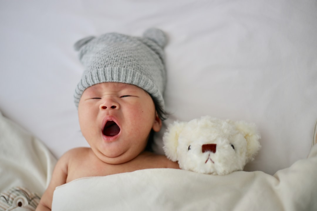 5 month old sleep schedule baby yawning