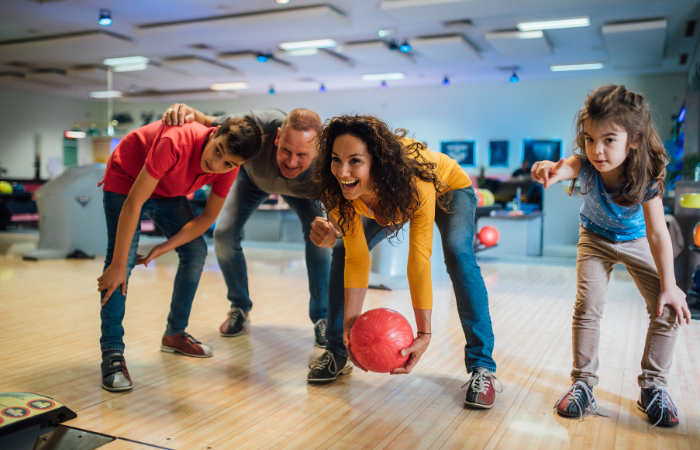 Wacky bowling games: mom dad and girl and boy bowling