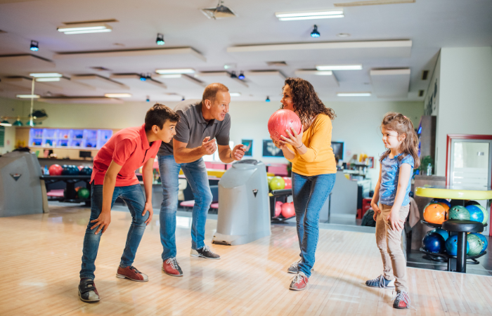 crazy bowling games: mom dad, boy and girl bowling