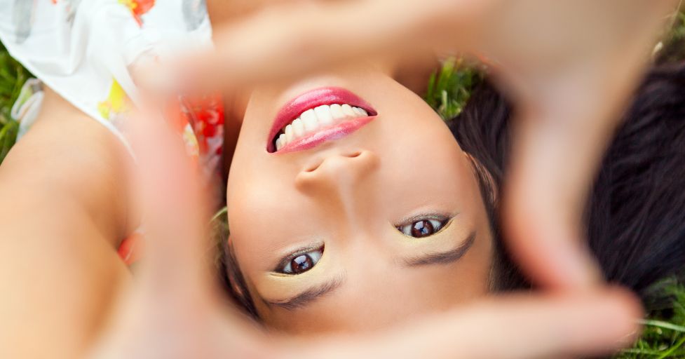 girl making a frame with her hand